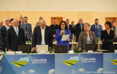 Radni woj. lubuskiego podczas LVIII sesji Sejmiku Województwa Lubuskiego. Na zdjęciu nowa radna Województwa Lubuskiego Elżbieta Olga Polak składa ślubowanie.
