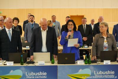 Radni woj. lubuskiego podczas LVIII sesji Sejmiku Województwa Lubuskiego. Na zdjęciu nowa radna Województwa Lubuskiego Elżbieta Olga Polak składa ślubowanie.
