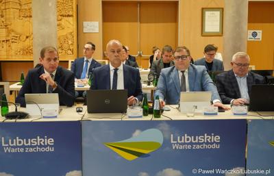 Uczestnicy LVIII sesji Sejmiku Województwa Lubuskiego. Od lewej: wicemarszałek Łukasz Porycki, marszałek Marcin Jabłoński oraz członkowie zarządu woj. lubuskiego Grzegorz Potęga i Tadeusz Jędrzejczak.