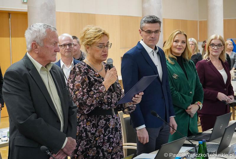 Radni woj. lubuskiego podczas LVIII sesji Sejmiku Województwa Lubuskiego. Na zdjęciu nowa radna Województwa Lubuskiego Alicja Makarska składa ślubowanie.