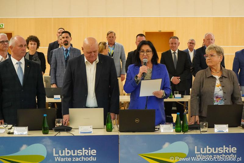 Radni woj. lubuskiego podczas LVIII sesji Sejmiku Województwa Lubuskiego. Na zdjęciu nowa radna Województwa Lubuskiego Elżbieta Olga Polak składa ślubowanie.