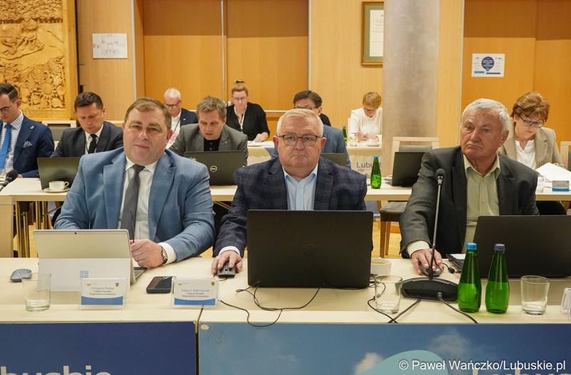 Uczestnicy LVIII sesji Sejmiku Województwa Lubuskiego. Od lewej: członkowie zarządu woj. lubuskiego Grzegorz Potęga i Tadeusz Jędrzejczak, oraz radny Marek Cieślak