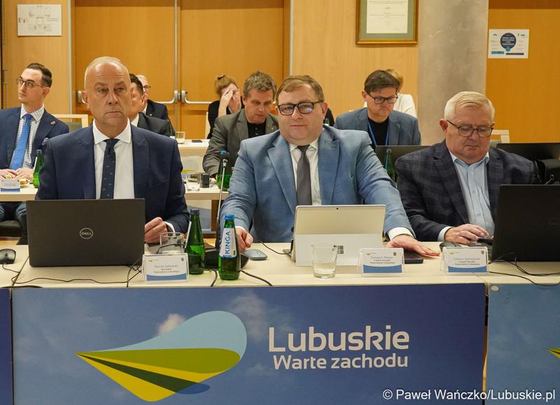 Uczestnicy LVIII sesji Sejmiku Województwa Lubuskiego. Od lewej: marszałek Marcin Jabłoński oraz członkowie zarządu woj. lubuskiego Grzegorz Potęga i Tadeusz Jędrzejczak.