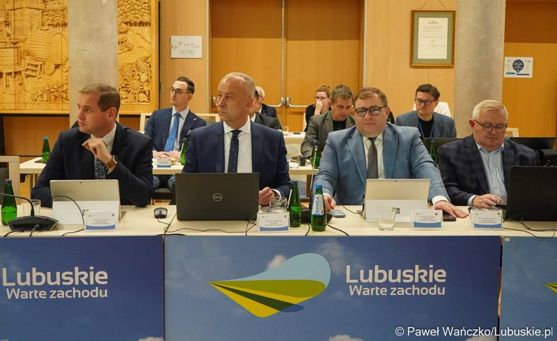 Uczestnicy LVIII sesji Sejmiku Województwa Lubuskiego. Od lewej: wicemarszałek Łukasz Porycki, marszałek Marcin Jabłoński oraz członkowie zarządu woj. lubuskiego Grzegorz Potęga i Tadeusz Jędrzejczak.
