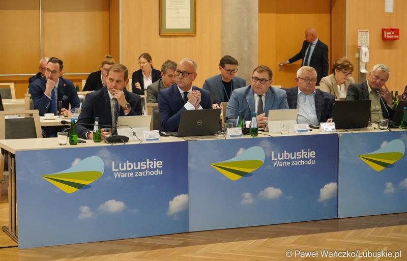 Uczestnicy LVIII sesji Sejmiku Województwa Lubuskiego. Od lewej: wicemarszałek Łukasz Porycki, marszałek Marcin Jabłoński oraz członkowie zarządu woj. lubuskiego Grzegorz Potęga i Tadeusz Jędrzejczak.