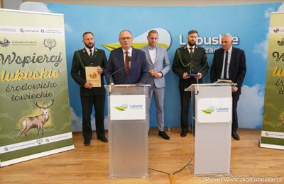 Poseł elekt Stanisław Tomczyszyn przemawia podczas konferencji prasowej dot. kampanii promującej lubuskie łowiectwo