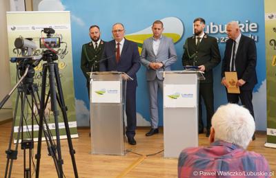 Poseł elekt Stanisław Tomczyszyn przemawia podczas konferencji prasowej dot. kampanii promującej lubuskie łowiectwo