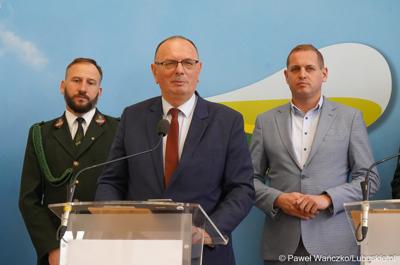 Poseł elekt Stanisław Tomczyszyn przemawia podczas konferencji prasowej dot. kampanii promującej lubuskie łowiectwo
