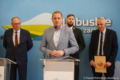 Wicemarszałek Łukasz Porycki przemawia podczas konferencji prasowej dot. kampanii promującej lubuskie łowiectwo
