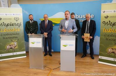 Wicemarszałek Łukasz Porycki przemawia podczas konferencji prasowej dot. kampanii promującej lubuskie łowiectwo