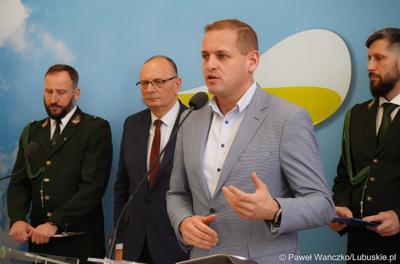 Wicemarszałek Łukasz Porycki przemawia podczas konferencji prasowej dot. kampanii promującej lubuskie łowiectwo