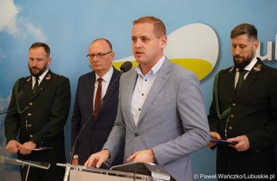 Wicemarszałek Łukasz Porycki przemawia podczas konferencji prasowej dot. kampanii promującej lubuskie łowiectwo