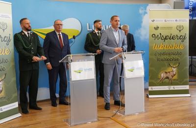 Wicemarszałek Łukasz Porycki przemawia podczas konferencji prasowej dot. kampanii promującej lubuskie łowiectwo