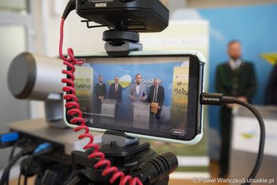 Wicemarszałek Łukasz Porycki przemawia podczas konferencji prasowej dot. kampanii promującej lubuskie łowiectwo