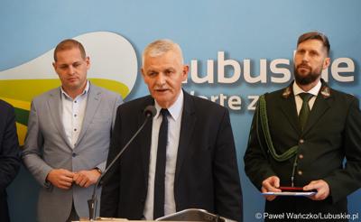 Dyrektor Lubuskiego Centrum Produktu Regionalnego Jacek Urbański przemawia podczas konferencji prasowej dot. kampanii promującej lubuskie łowiectwo