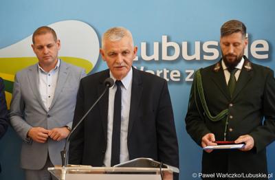Dyrektor Lubuskiego Centrum Produktu Regionalnego Jacek Urbański przemawia podczas konferencji prasowej dot. kampanii promującej lubuskie łowiectwo