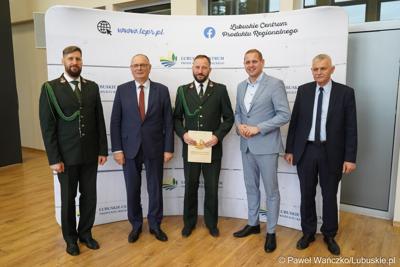 Uczestnicy konferencji prasowej dot. kampanii promującej lubuskie łowiectwo. Od lewej: Łowczy Okręgowy, Przewodniczący Polskiego Związku Łowiectwa Zarządu Okręgowego w Gorzowie Wielkopolskim Wojciech Pawliszak, Poseł elekt Stanisław Tomczyszyn, Łowczy Okręgowy, Przewodniczący Polskiego Związku Łowiectwa Zarządu Okręgowego w Zielonej Górze Jacek Banaszek, Wicemarszałek Województwa Lubuskiego Łukasz Porycki oraz Dyrektor Lubuskiego Centrum Produktu Regionalnego Jacek Urbański.