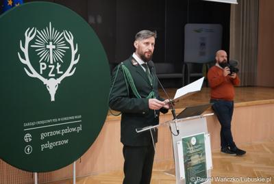 Łowczy Okręgowy, Przewodniczący Polskiego Związku Łowiectwa Zarządu Okręgowego w Gorzowie Wielkopolskim Wojciech Pawliszak przemawia podczas konferencji w Sali Kolumnowej Urzędu Marszałkowskiego Województwa Lubuskiego w Zielonej Górze