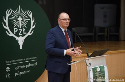 Poseł elekt Stanisław Tomczyszyn przemawia podczas konferencji w Sali Kolumnowej Urzędu Marszałkowskiego Województwa Lubuskiego w Zielonej Górze