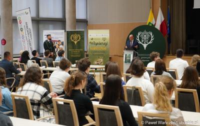 Poseł elekt Stanisław Tomczyszyn przemawia podczas konferencji w Sali Kolumnowej Urzędu Marszałkowskiego Województwa Lubuskiego w Zielonej Górze