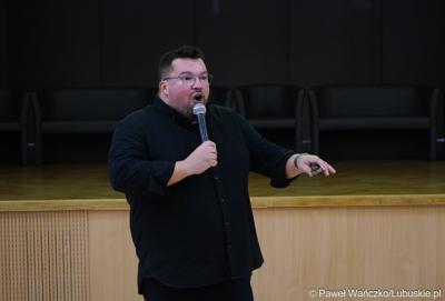 Szymon Czerwiński (szef kuchni, kucharz Dzień Dobry TVN, finalista programu kulinarnego Master Chef) – wygłasza referat na temat zalet zdrowotnych dziczyzny i produktu regionalnego w kuchni