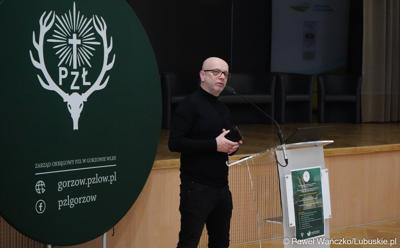 Radosław Maciejewski (członek zespołu medialno-prasowego PZŁ w Warszawie) omawia film promocyjny zrealizowany przez Zarząd Główny Polskiego Związku Łowieckiego w Warszawie