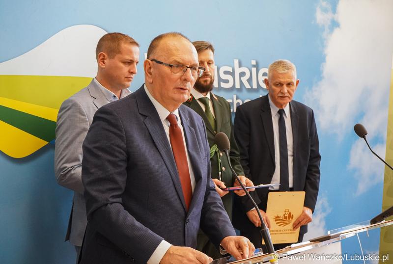 Poseł elekt Stanisław Tomczyszyn przemawia podczas konferencji prasowej dot. kampanii promującej lubuskie łowiectwo