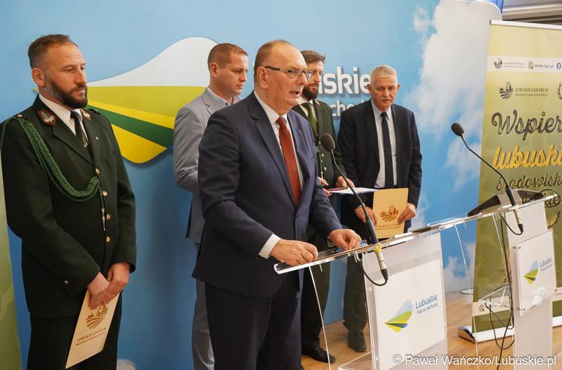Poseł elekt Stanisław Tomczyszyn przemawia podczas konferencji prasowej dot. kampanii promującej lubuskie łowiectwo
