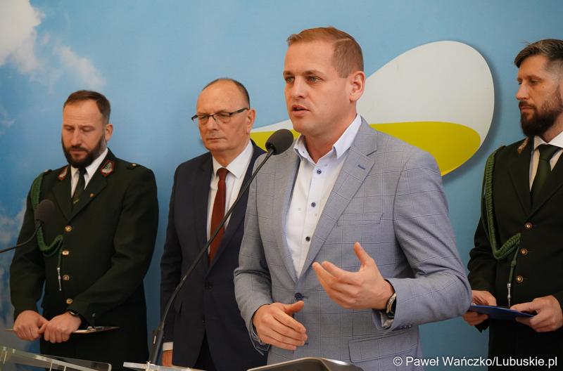 Wicemarszałek Łukasz Porycki przemawia podczas konferencji prasowej dot. kampanii promującej lubuskie łowiectwo