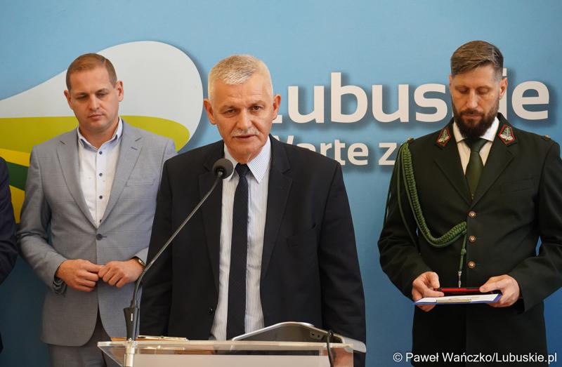 Dyrektor Lubuskiego Centrum Produktu Regionalnego Jacek Urbański przemawia podczas konferencji prasowej dot. kampanii promującej lubuskie łowiectwo