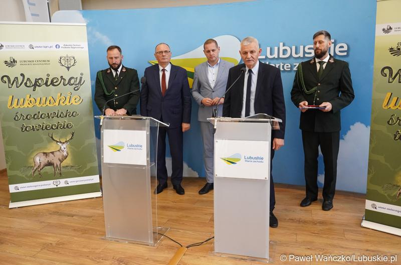 Dyrektor Lubuskiego Centrum Produktu Regionalnego Jacek Urbański przemawia podczas konferencji prasowej dot. kampanii promującej lubuskie łowiectwo