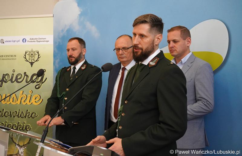 Łowczy Okręgowy, Przewodniczący Polskiego Związku Łowiectwa Zarządu Okręgowego w Gorzowie Wielkopolskim Wojciech Pawliszak przemawia podczas konferencji prasowej dot. kampanii promującej lubuskie łowiectwo