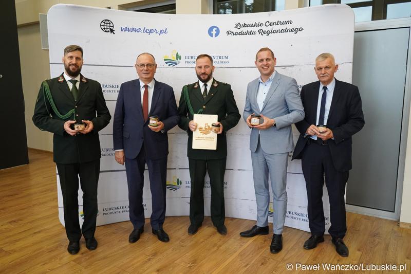 Uczestnicy konferencji prasowej dot. kampanii promującej lubuskie łowiectwo. Od lewej: Łowczy Okręgowy, Przewodniczący Polskiego Związku Łowiectwa Zarządu Okręgowego w Gorzowie Wielkopolskim Wojciech Pawliszak, Poseł elekt Stanisław Tomczyszyn, Łowczy Okręgowy, Przewodniczący Polskiego Związku Łowiectwa Zarządu Okręgowego w Zielonej Górze Jacek Banaszek, Wicemarszałek Województwa Lubuskiego Łukasz Porycki oraz Dyrektor Lubuskiego Centrum Produktu Regionalnego Jacek Urbański.