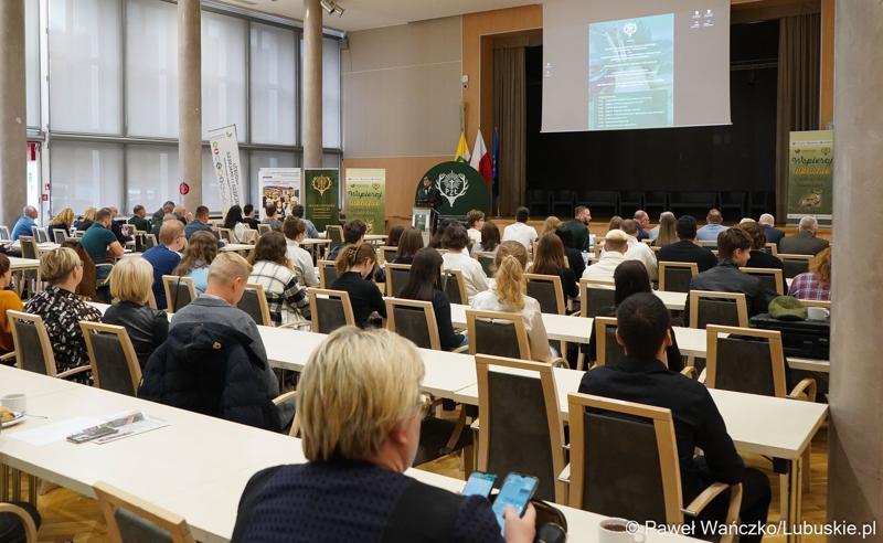 Jacek Banaszek (łowczy okręgowy i przewodniczący Polskiego Związku Łowiectwa Zarządu Okręgowego w Zielonej Górze) wygłasza referat ,,Dziczyzna Produktem Regionalnym woj. Lubuskiego” – działania łowczych okręgowych PZŁ w Gorzowie Wlkp. i Zielonej Górze dążące do uzyskania statusu dziczyzny jako produktu regionalnego województwa lubuskiego