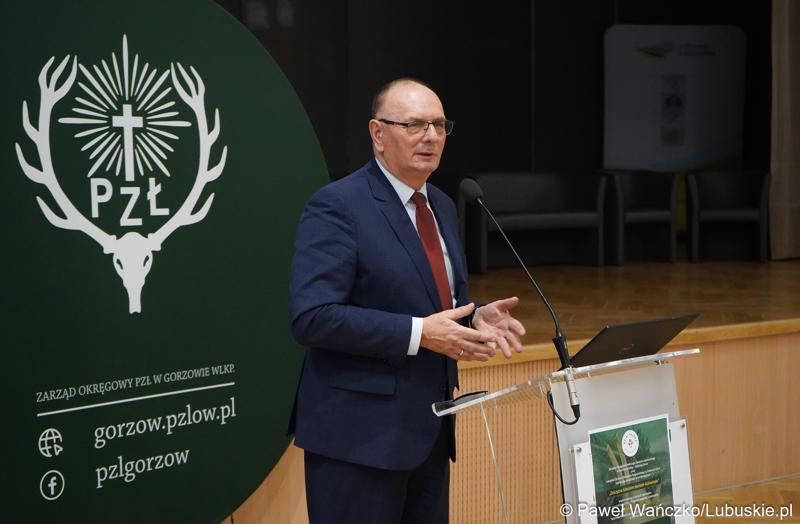 Poseł elekt Stanisław Tomczyszyn przemawia podczas konferencji w Sali Kolumnowej Urzędu Marszałkowskiego Województwa Lubuskiego w Zielonej Górze