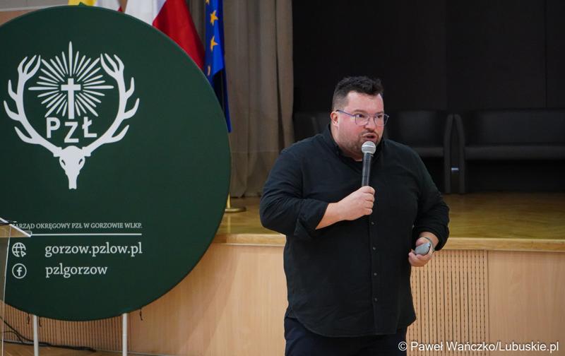 Szymon Czerwiński (szef kuchni, kucharz Dzień Dobry TVN, finalista programu kulinarnego Master Chef) – wygłasza referat na temat zalet zdrowotnych dziczyzny i produktu regionalnego w kuchni
