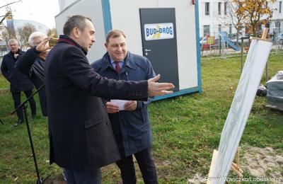 Radny miejski Marcin Pabierowski (z lewej) oraz Członek zarządu woj. lubuskiego Grzegorz Potęga przed konferencją prasową dot. przebudowy wewnętrznego układu komunikacyjnego wraz z infrastrukturą towarzyszącą w Szpitalu Uniwersyteckim w Zielonej Górze