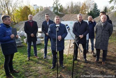 Członek zarządu woj. lubuskiego Grzegorz Potęga przemawia podczas konferencji prasowej dot. przebudowy wewnętrznego układu komunikacyjnego wraz z infrastrukturą towarzyszącą w Szpitalu Uniwersyteckim w Zielonej Górze
