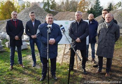 Uczestnicy konferencji prasowej dot. przebudowy wewnętrznego układu komunikacyjnego wraz z infrastrukturą towarzyszącą w Szpitalu Uniwersyteckim w Zielonej Górze