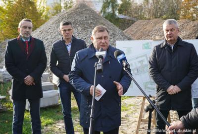 Członek zarządu woj. lubuskiego Grzegorz Potęga przemawia podczas konferencji prasowej dot. przebudowy wewnętrznego układu komunikacyjnego wraz z infrastrukturą towarzyszącą w Szpitalu Uniwersyteckim w Zielonej Górze
