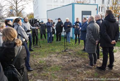 Uczestnicy konferencji prasowej dot. przebudowy wewnętrznego układu komunikacyjnego wraz z infrastrukturą towarzyszącą w Szpitalu Uniwersyteckim w Zielonej Górze