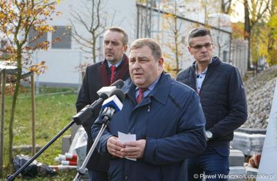 Członek zarządu woj. lubuskiego Grzegorz Potęga przemawia podczas konferencji prasowej dot. przebudowy wewnętrznego układu komunikacyjnego wraz z infrastrukturą towarzyszącą w Szpitalu Uniwersyteckim w Zielonej Górze