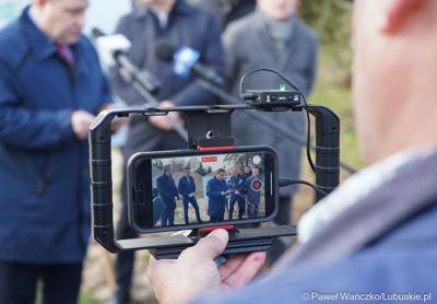 Uczestnicy konferencji prasowej dot. przebudowy wewnętrznego układu komunikacyjnego wraz z infrastrukturą towarzyszącą w Szpitalu Uniwersyteckim w Zielonej Górze