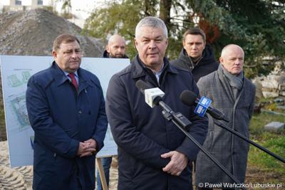 Prezes zielonogórskiego szpitala Marek Działoszyński przemawia podczas konferencji prasowej dot. przebudowy wewnętrznego układu komunikacyjnego wraz z infrastrukturą towarzyszącą w Szpitalu Uniwersyteckim w Zielonej Górze