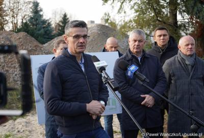 Radny wojewódzki Sebastian Ciemnoczołowski przemawia podczas konferencji prasowej dot. przebudowy wewnętrznego układu komunikacyjnego wraz z infrastrukturą towarzyszącą w Szpitalu Uniwersyteckim w Zielonej Górze