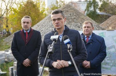 Radny wojewódzki Sebastian Ciemnoczołowski przemawia podczas konferencji prasowej dot. przebudowy wewnętrznego układu komunikacyjnego wraz z infrastrukturą towarzyszącą w Szpitalu Uniwersyteckim w Zielonej Górze