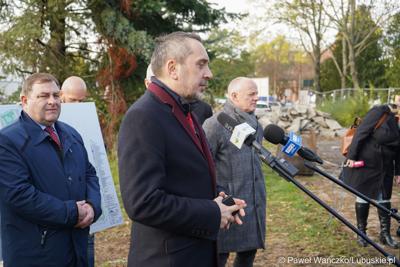 Radny miejski Marcin Pabierowski przemawia podczas konferencji prasowej dot. przebudowy wewnętrznego układu komunikacyjnego wraz z infrastrukturą towarzyszącą w Szpitalu Uniwersyteckim w Zielonej Górze