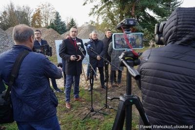 Radny miejski Marcin Pabierowski przemawia podczas konferencji prasowej dot. przebudowy wewnętrznego układu komunikacyjnego wraz z infrastrukturą towarzyszącą w Szpitalu Uniwersyteckim w Zielonej Górze