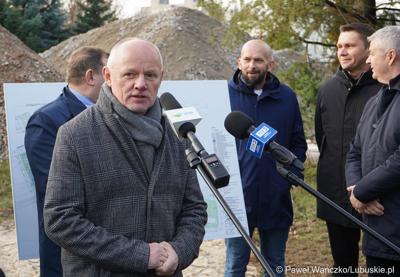 Uczestnicy konferencji prasowej dot. przebudowy wewnętrznego układu komunikacyjnego wraz z infrastrukturą towarzyszącą w Szpitalu Uniwersyteckim w Zielonej Górze