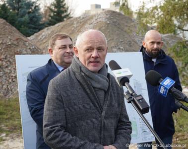 Uczestnicy konferencji prasowej dot. przebudowy wewnętrznego układu komunikacyjnego wraz z infrastrukturą towarzyszącą w Szpitalu Uniwersyteckim w Zielonej Górze